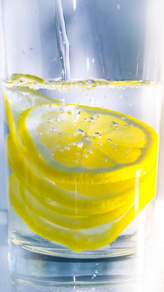 Use a glass of lemon water to clean the microwave oven