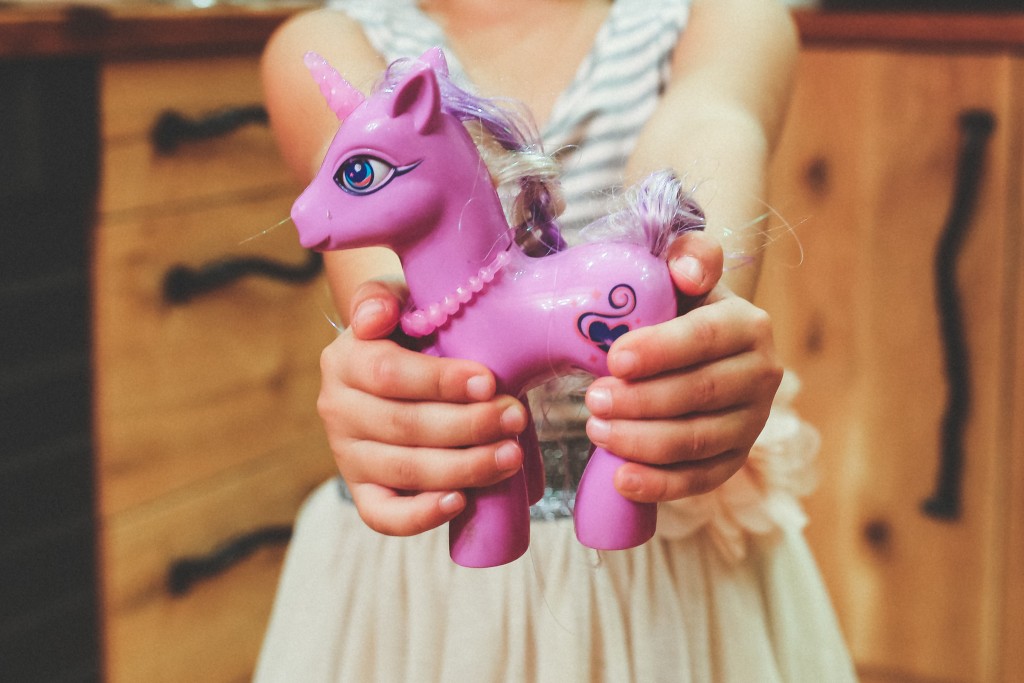 hands-purple-child-holding