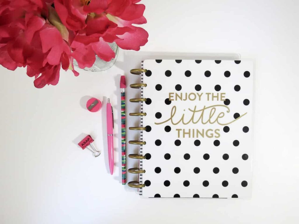 Want to get life organized? Why not start bullet journaling? Read more about bullet journaling for beginners and stay on top of life's daily chaos!