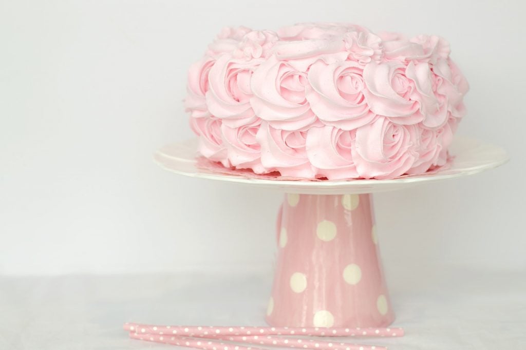 Want to make beautiful homemade cakes? Here are a few easy cake decorating tips that will help as well as essential cake decorating equipment suggestions.