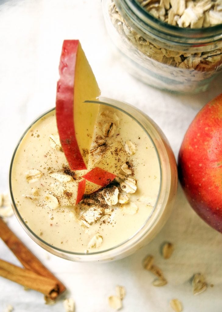 Looking for a new smoothie recipe? This healthy cinnamon apple smoothie recipe is a healthy breakfast recipe that is delicious and satisfying.