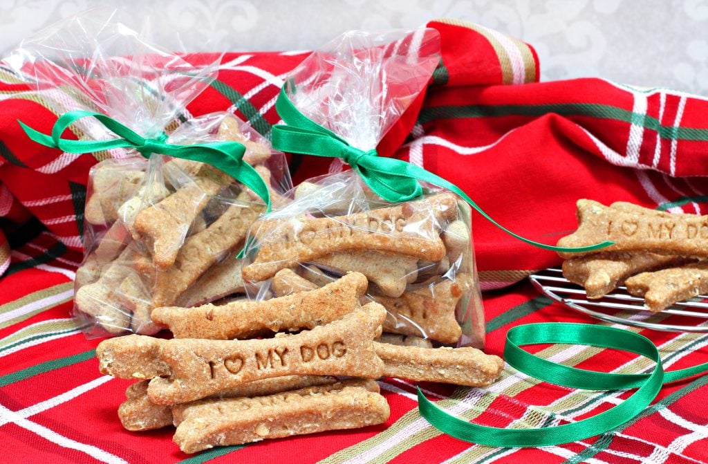 Looking for creative gifts for dog lovers? Want to make homemade treats for dogs? These DIY dog treat recipes will be a big hit!